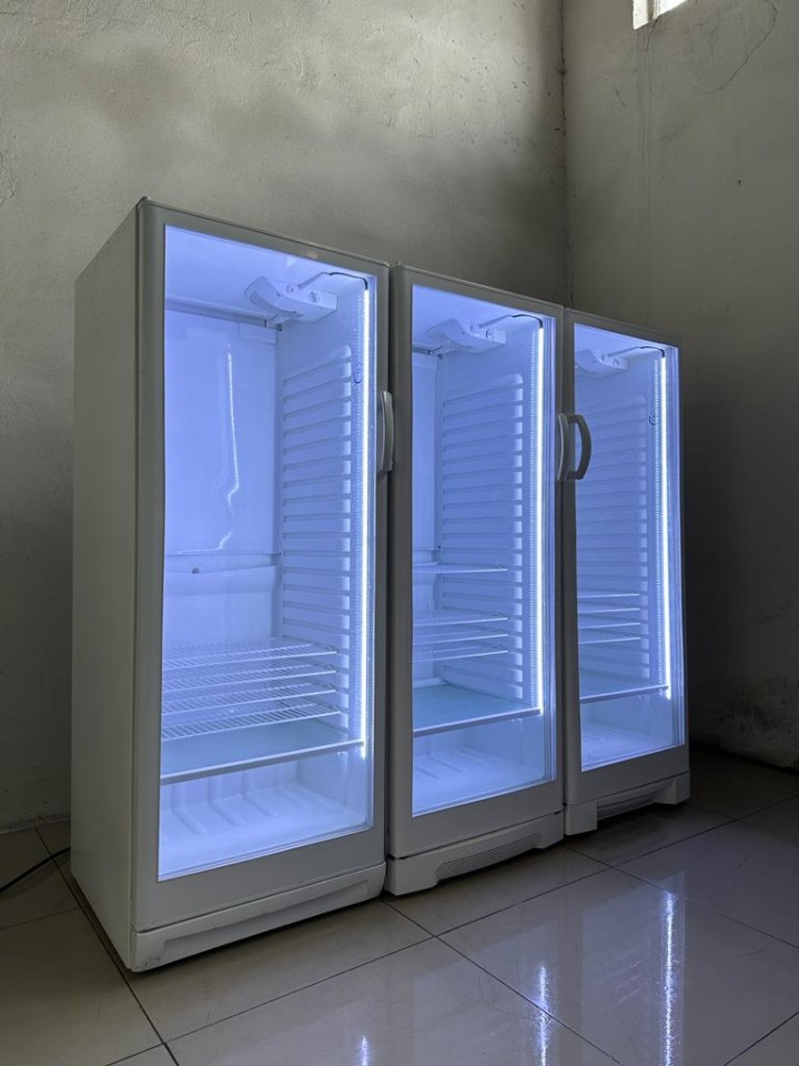 ---Witryna chłodnicza ElectroHelios 155 cm 320 l. energooszczędna do nabiału apteki surówek  